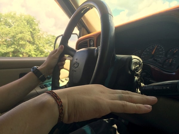 "Через час кисть опухла полностью, и опухоль пошла выше на предплечья"