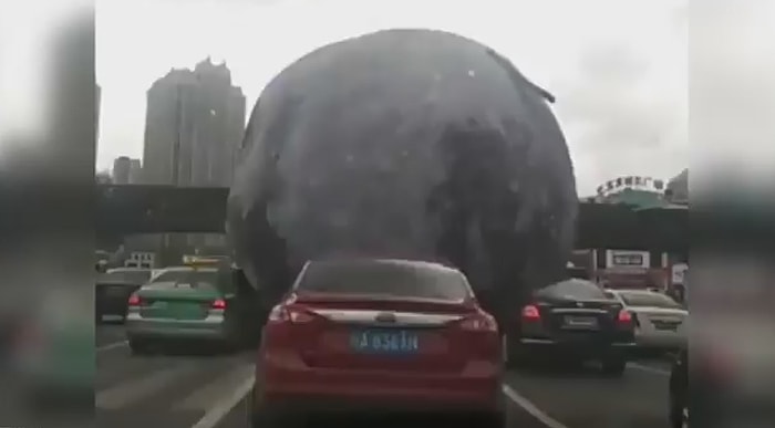 Çin'de Trafiği Felç Eden Dev Şişme Dolunay