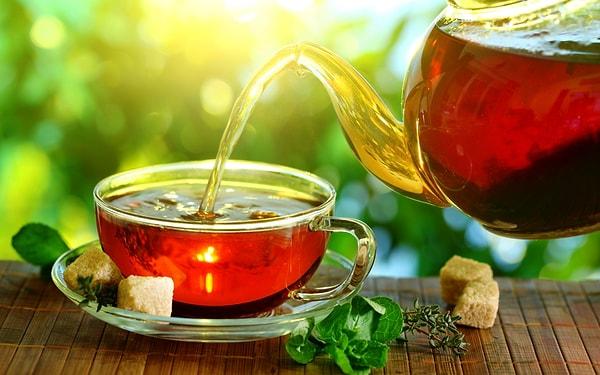 7. Demlik mümkünse önceden çaydanlık ile ısıtılmalıdır. Su dökülürken demlik ısı kaybeder, bu çayı çay yapan reaksiyonu etkiler.