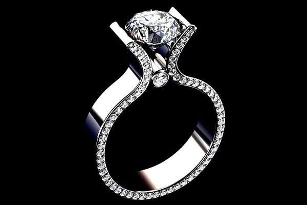 Kadın, üst üste gelen bu linç yorumlarının ardından bazı açıklamalarda bulundu. 'Öncelikle bu nişan yüzüğü değil, hatırlatmak isterim. Bu bir söz yüzüğü.' dedi.