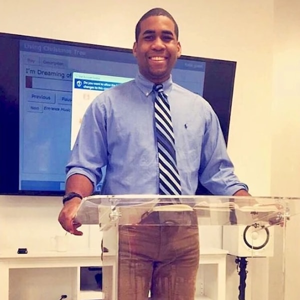 1. Нет, он не описался во время лекции - это отражение стульев в прозрачной кафедре