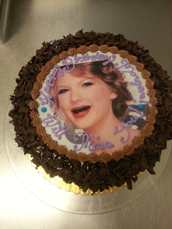 18. В честь такого веселого тренда, я бы даже заказала тортик с Тейлор Свифт, беззубой, разумеется 🍰