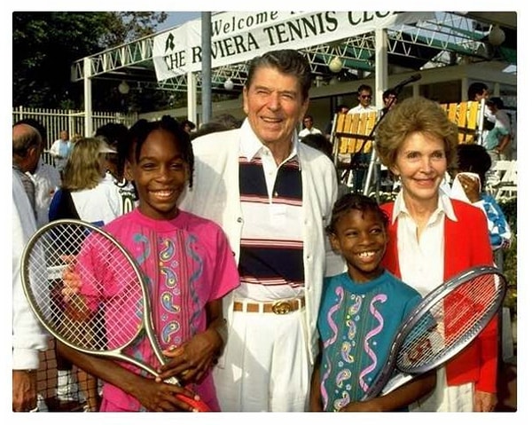 12. Серена и Винус Уильямс с Рональдом и Нэнси Рейган, 1990 год
