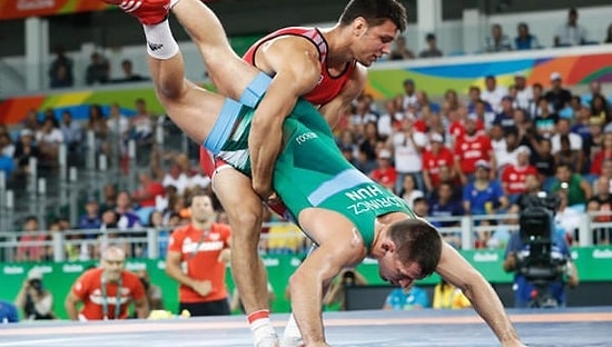 13 фото-инструкций, как вести себя с пьяным другом