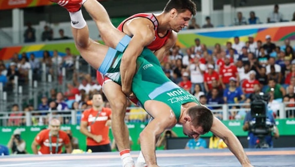 13 фото-инструкций, как вести себя с пьяным другом