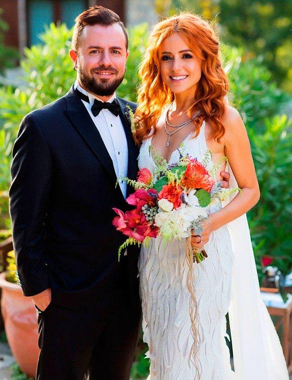 4. İlk olarak Ordu'da, sonra Antalya'da düğün yapan Emre Aydın ve Eda Köksal üçüncü düğünü ise arkadaşları için İstanbul'da gerçekleştirdi.