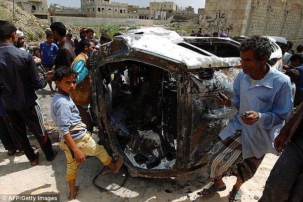 Başkent Sana'a'da bir aracın içinde iki adet bombanın patlaması sonucunda ortaya çıkan görüntüler.