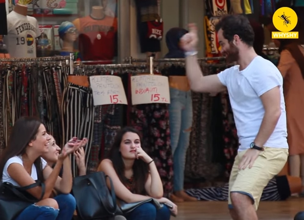 Tanımadığınız İnsanlarla Sokakta Sessiz Sinema Oynamak