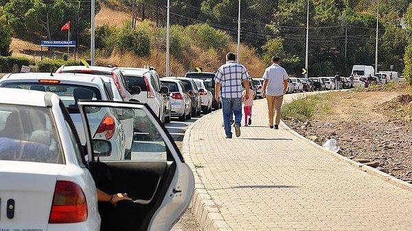 İstanbul ve Trakya yönüne gitmeye çalışan tatilciler Lapseki'deki feribot iskelesinde çakılı kaldı