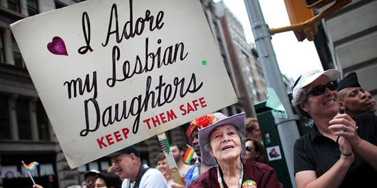30 Yıldır Onur Yürüyüşü'nde Aynı Pankartı Açarak Gönüllerde Taht Kuran 92 Yaşındaki Kadın