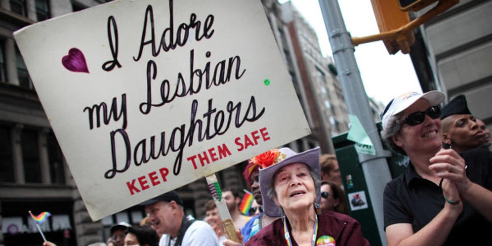 30 Yıldır Onur Yürüyüşü'nde Aynı Pankartı Açarak Gönüllerde Taht Kuran 92 Yaşındaki Kadın
