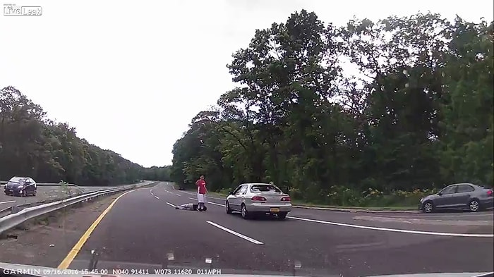 Çarpmanın Etkisiyle Metrelerce Havalanan Şanssız Yaya