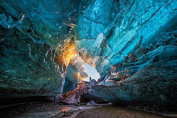 8. Vatnajökull Ulusal Parkı'ndaki parlak buz mağaralarında sesinizin yansımasına kulak verin.