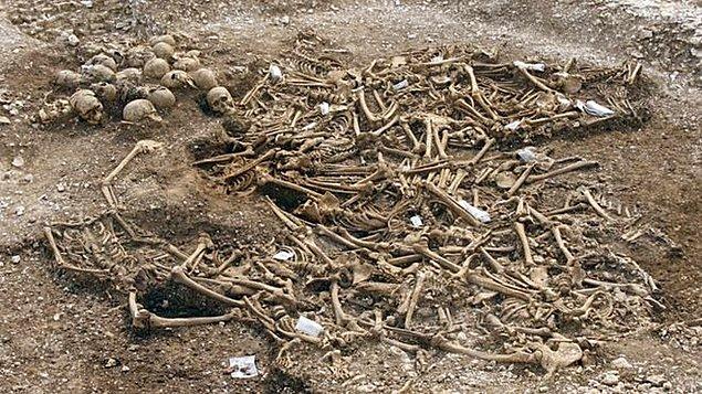 2. İngiltere Weymouth'ta yapılan yol çalışması sırasında, kafası kesilmiş 51 Viking'in toplu mezarı ortaya çıkarıldı.