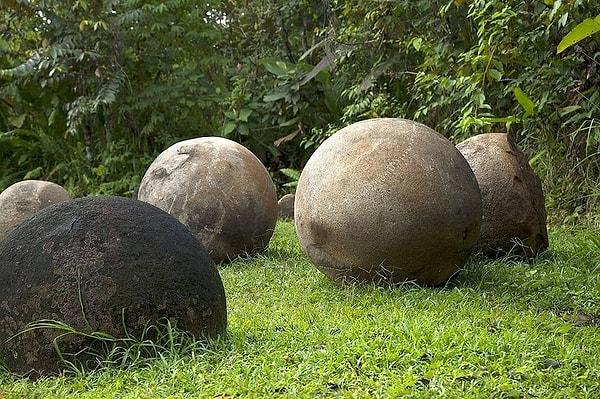 3. Kosta Rika'da, 1930'lardan bu yana, yüzlerce küre şeklinde kayaya rastlandı.