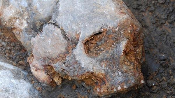 15. İsveçli arkeologlar, bir gölün altında, içinde başka kafatası parçalarının bulunduğu bir kafatası buldu.