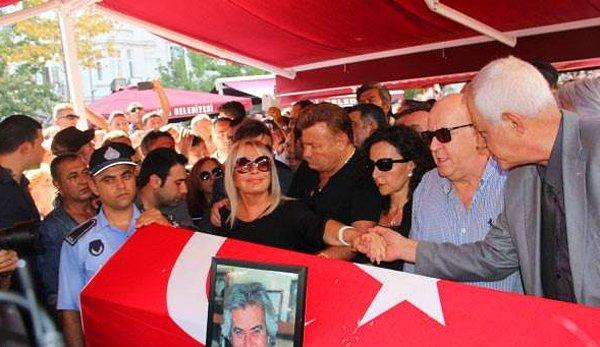 Cenaze namazına Tarık Akan'ın oğulları, kızı, hayat arkadaşı Acun Günay, Nuri Alço ve Emel Sayın katıldı.