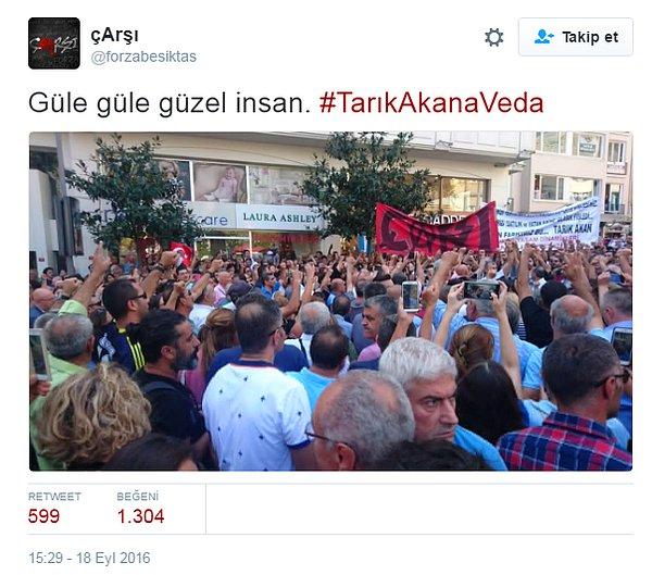 Beşiktaş’ın taraftar grubu "Çarşı" da Tarık Akan’ı son yolculuğuna uğurlayanlar arasındaydı.