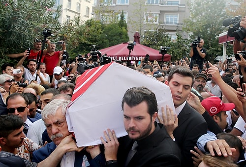 Yeşilçam'ın Jönüne Veda: Tarık Akan Son Yolculuğuna Uğurlandı...