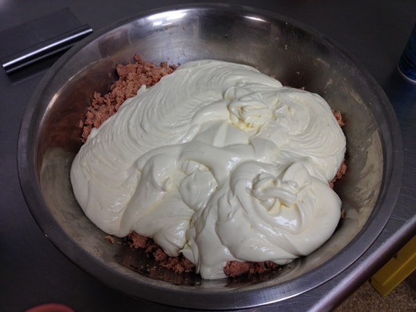 3. То же самое он проделал с другой едой: с тунцом...