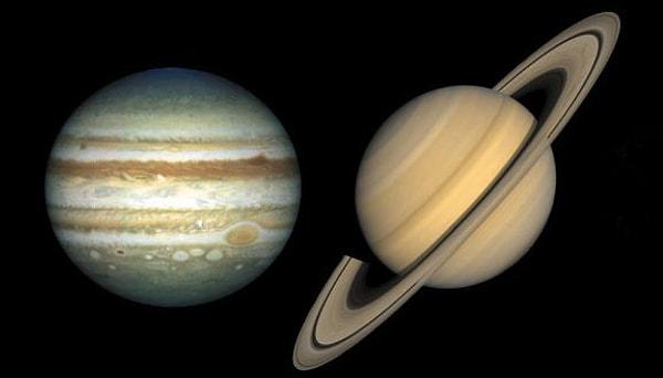 15. Jupiter ve Satürn, Güneş Sistemi'nin en büyük gezegenleridir ve bu ki gezegen temelde hidrojen ve helyumdan oluşmuştur.