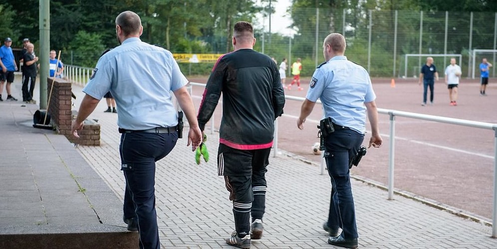 Almanya'da 43 Gol Yiyen Kaleciyi Polis Götürdü
