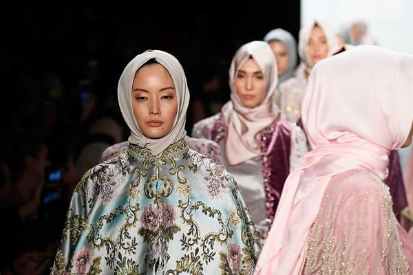 Aslında daha önce Müslüman tasarımcılar ve İslami giyim New York Moda Haftası'nın podyumundan geçmitşi. Ama Anniesa Hasibuan tüm kreasyonunu başörtüsü üzerine sergileyerek bir ilke imza attı.