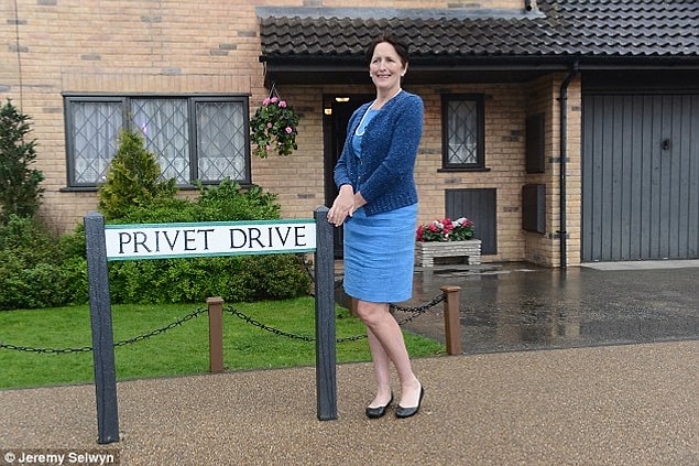 Bu gerçek mekan aslında 4 Privet Drive, Little Whingeing, Surrey’deki 12 Picket Post Close’da yer alıyor.