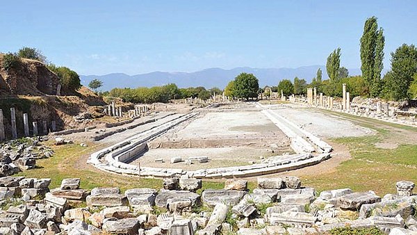 “170 metre uzunluğunda 30 metre genişliğinde ve 1 metre derinliğinde bir süs havuzundan bahsediyoruz"