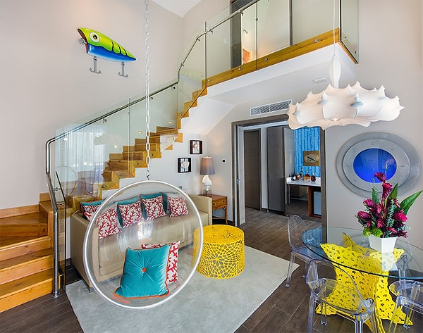 7. На вилле есть и второй этаж, и гостиная в морском стиле.