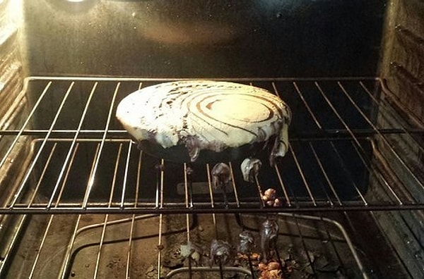 7. Пирог "Зебра". А у зебры, как известно, полоски только двух цветов. То белая, то черная. То получится, то не получится 😉