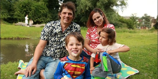 İki Küçük Çocuğunu Okul Sıralarına Hapsetmek Yerine Dünya Turuna Çıkaran Aile