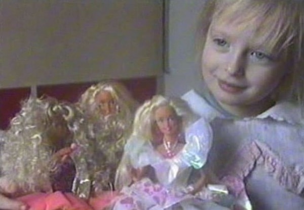 3. С самого рождения ее одевали как куклу Барби и воспитывали в строгости: Анжелика до сих пор может ходить на свидания только под присмотром мамы.