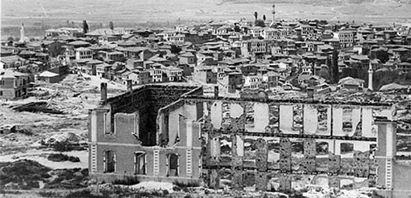 4. 1916 yılının Eylül ayında sebebi bilinmeyen bir şekilde çıkan yangının 3 gün 3 gece sürdüğünü ve Ankara’nın dörtte üçü’nün yandığını,