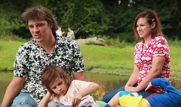 1. Молодые родители решили, что их детям не подходит ни одна школа. Они пришли к выводу, что лучшим учебным заведением для них станет реальная жизнь.