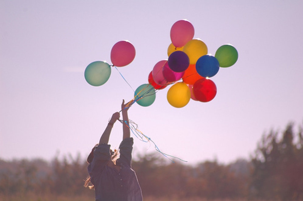 Воздушные шарики в небе. Шарики в небе. Девушка с воздушными шарами. Фотосессия с воздушными шариками. Улетает на воздушных шарах.
