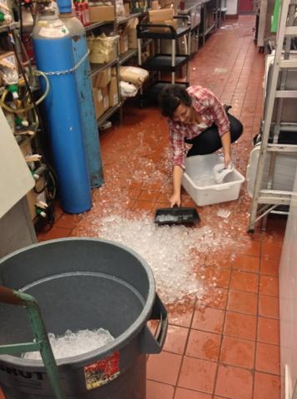 3. Когда роняешь ведро со льдом по среди кухни