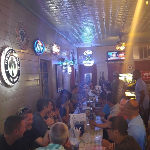 6. Когда за 5 минут до закрытия к вам заваливается миллион людей...