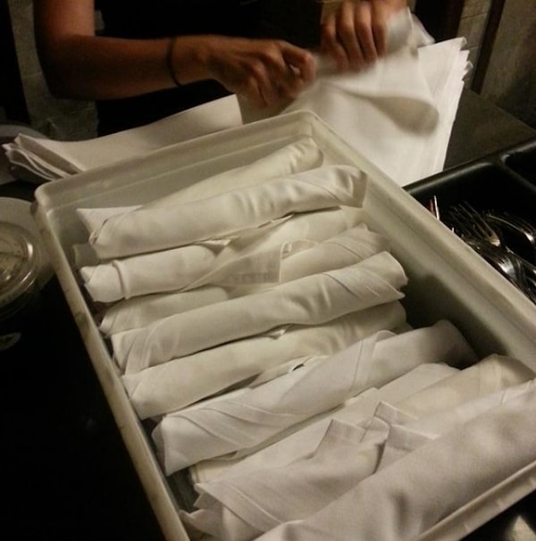 14. Когда вы часами полируете серебряные столовые принадлежности и аккуратно заматываете их в салфетки...