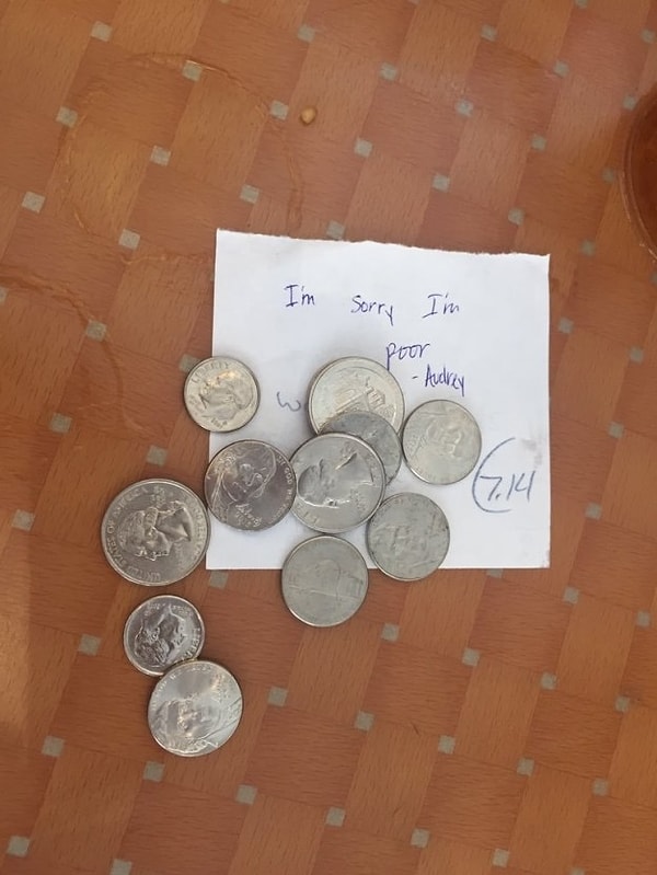 12. Когда кто-то думает, что записка "Прошу прощения, я бедный" с мелочью впридачу - это хорошая отмазка