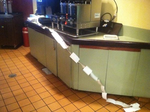 21. Когда "счастливый час" подходит к концу, и каждый спешит заплатить в одно и тоже время...