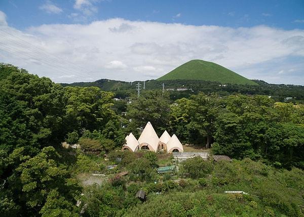 Japon dağlarında yer alan evin güzelliğine hayran kaldık.