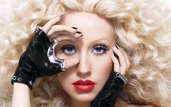 Kitabın başka bir yerinde Britney, Justin ve Christina Aguilera'dan da bahsediyor.