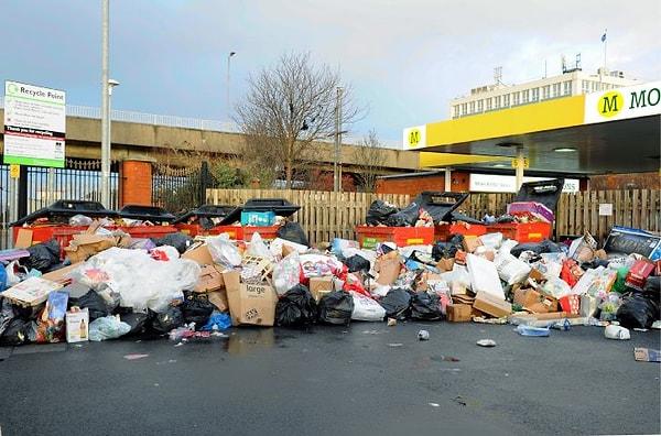 "İngiltere'de süpermarketler yılda 300 milyon dolarlık yiyeceği çöpe atıyor"