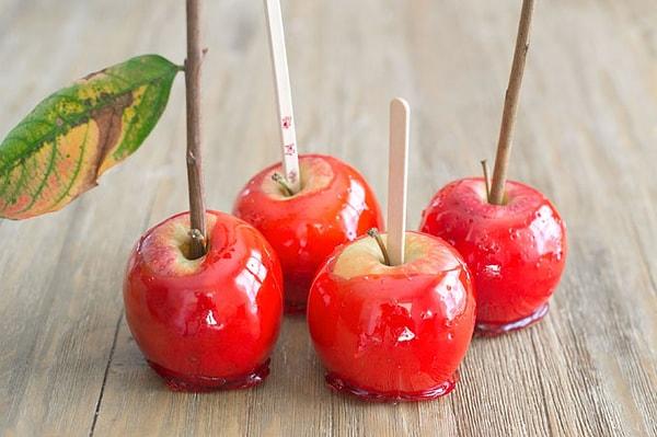 9. Çocukken bizi kandırmanın en kolay yolu: Elma şekeri!