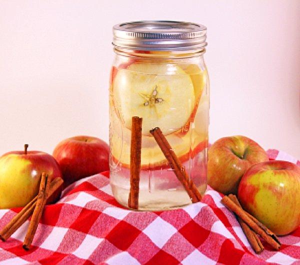 12. Hepsini pişirip yediyseniz, elmalı detoks suyu içmeye hak kazandınız.