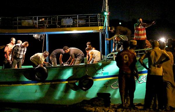 Güvenlik yetkilileri teknede Mısırlı, Suriyeli ve Afrikalı göçmenlerin bulunduğunu açıkladı.