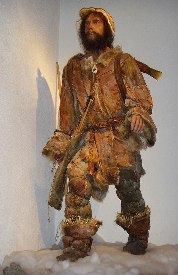 Ötzi, giysilerini zor koşullara oldukça dayanıklı şekilde tasarlamış.