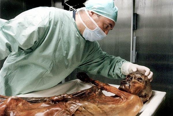 Ötzi'yle ilgili çalışmalarla bağlantılı olan 7 kişi ölmüş, bu nedenle Ötzi'nin lanetli olduğu düşünülmüş.
