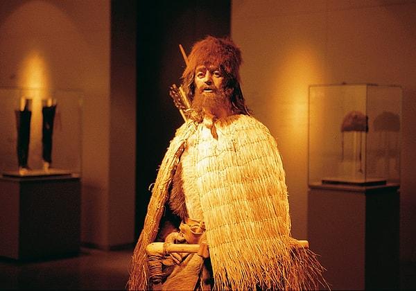Ötzi'yi görmek isterseniz, İtalya'da Bozen-Bolzano kentinin arkeoloji müzesinde sergileniyor.